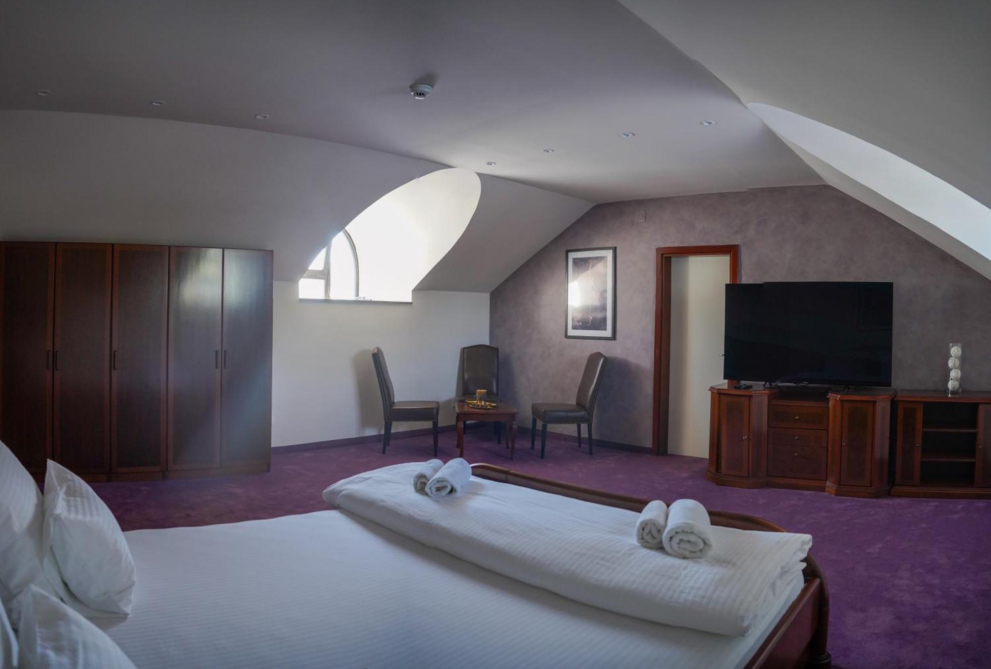 Hotel Лакташи Екстер'єр фото