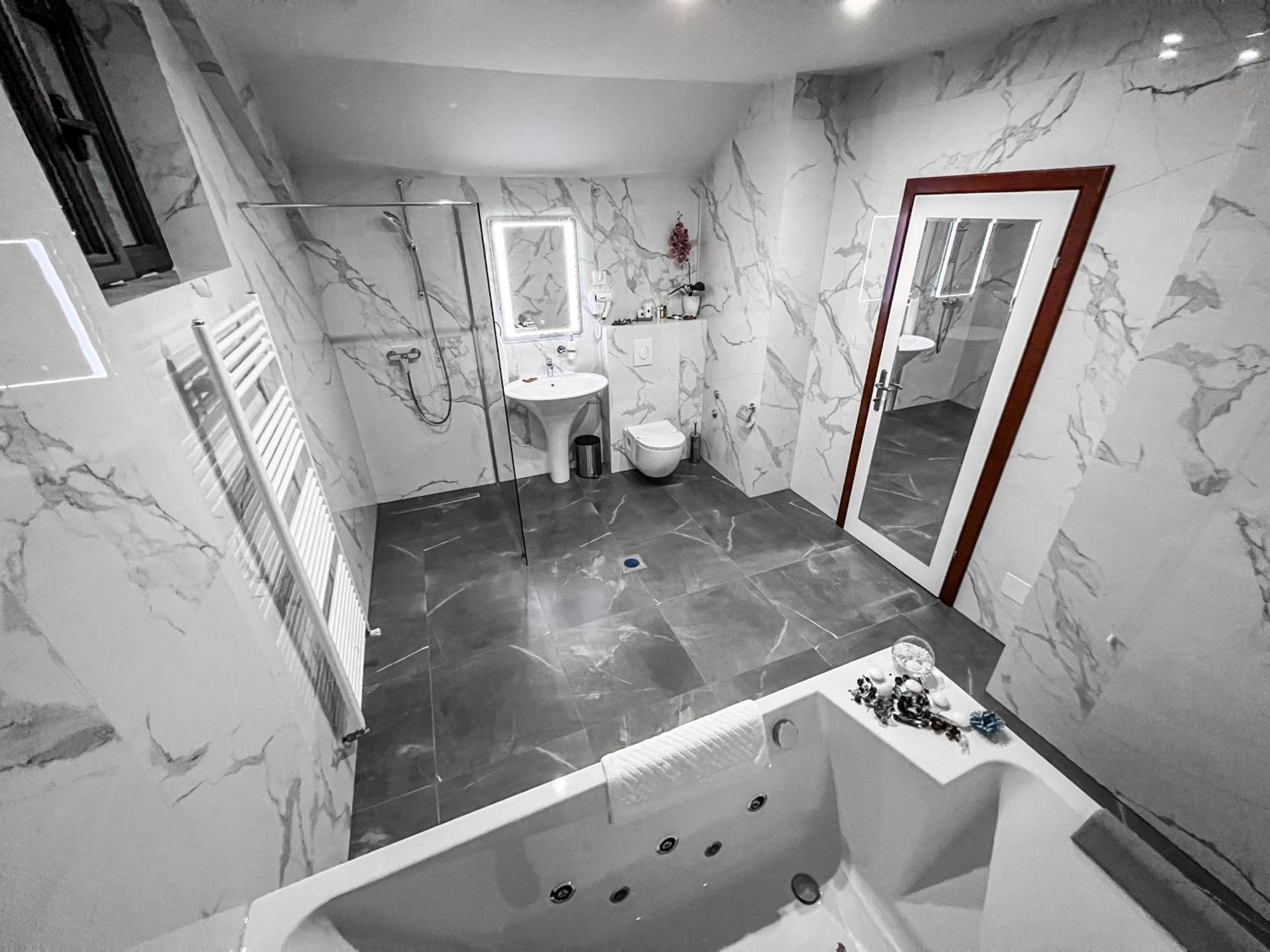 Hotel Лакташи Екстер'єр фото