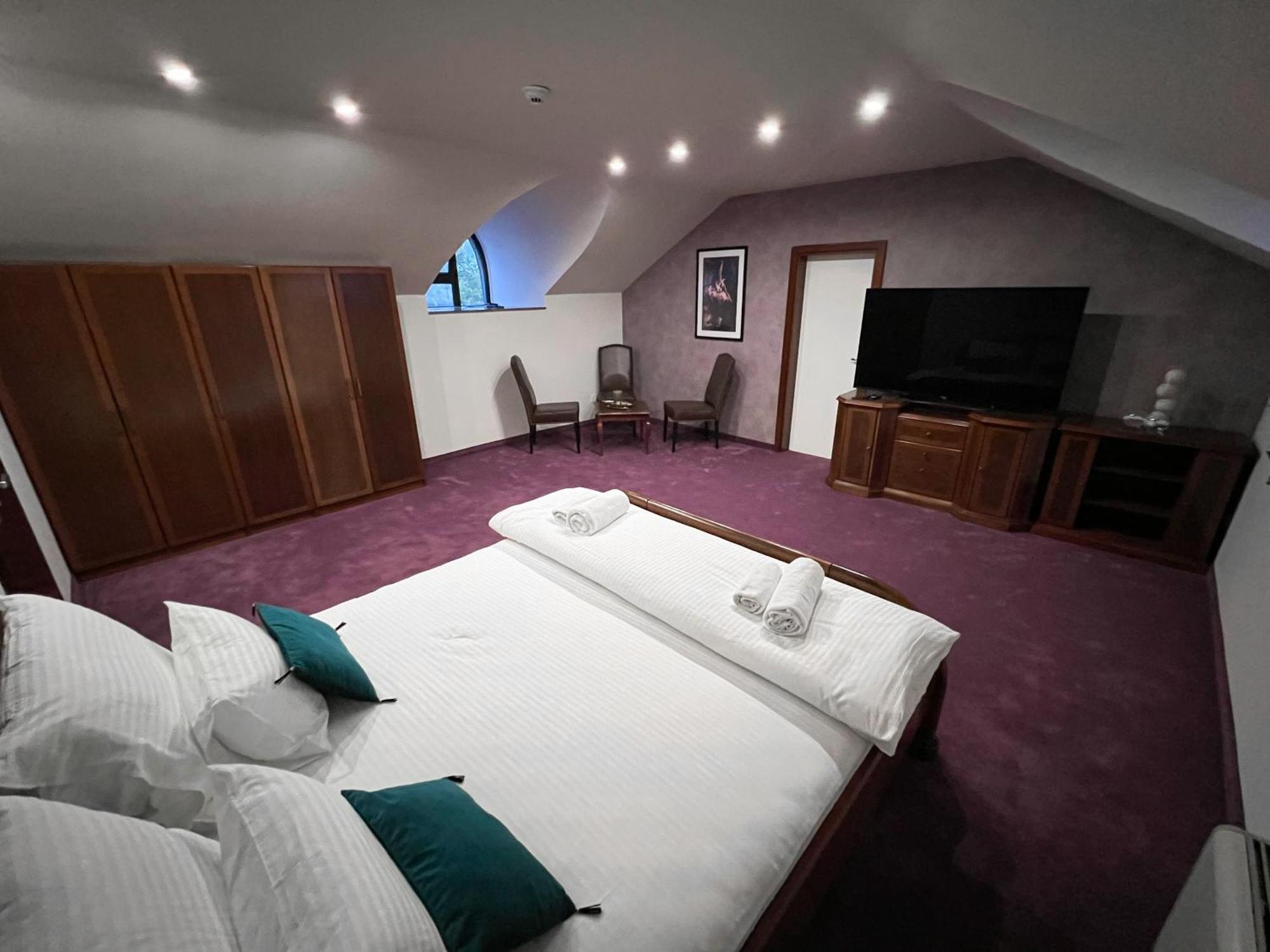Hotel Лакташи Екстер'єр фото