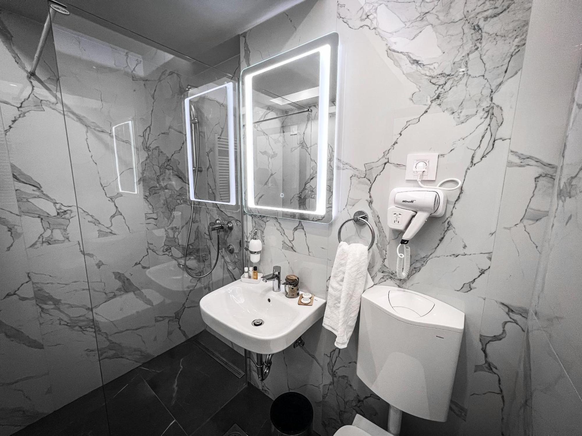 Hotel Лакташи Екстер'єр фото