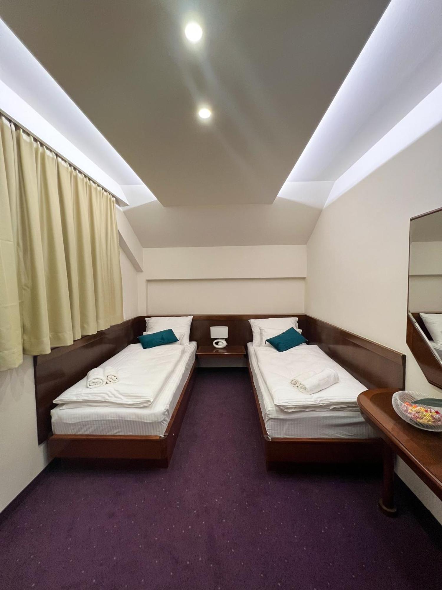 Hotel Лакташи Екстер'єр фото